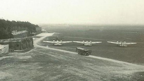Avie B-71 startují z polního letiště