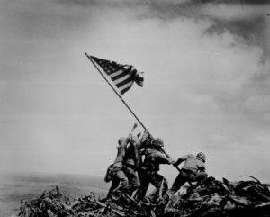 Čechoslovák vztyčuje vlajku na Iwo Jimě